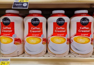 Houston, Teksas ABD 12-21-2025: Kahve Kreması İmza Süpermarket raflarında bir marka tüketici malları.