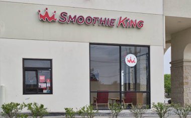 Mütevazı, Teksas ABD 02-26-2023: Smoothie King restoranının dış mağaza fast food zinciri mağazası.