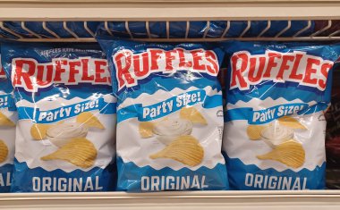 Houston, Teksas ABD 12-21-2025: Süpermarket raf parti boyutunda orijinal atıştırmalıklar.