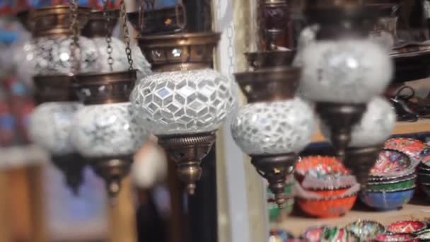 Linternas hechas a mano con vidrio pintado al mercado turco — Vídeo de stock