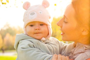 onun çocuk parkı Güz genç anne