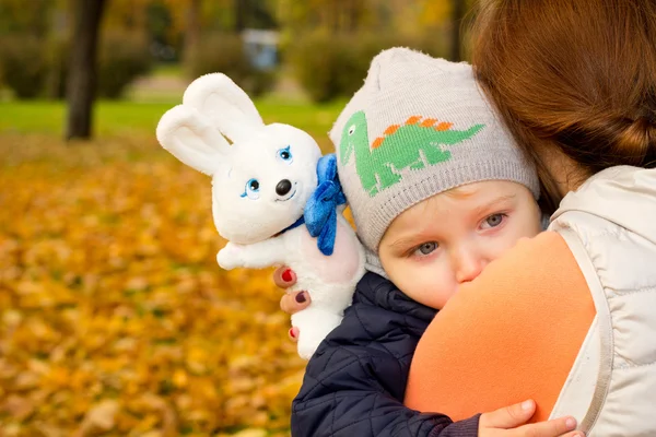 Giovane madre con i suoi figli nel parco autunno — Foto Stock