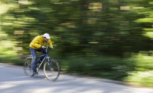 Imagine în mișcare de bicicleta de echitatie pe drum de țară — Fotografie, imagine de stoc