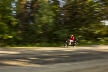 een roze belangrijke boodschap telefoon pad met bijzondere aandacht gecontroleerd en de woorden gelieve stemming
