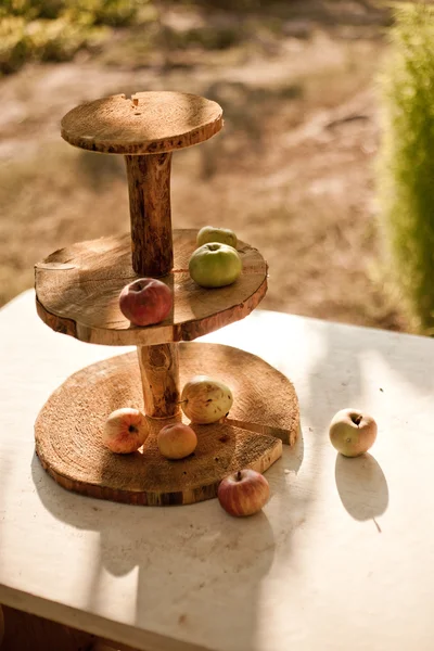 Manzanas rojas sobre mesa de madera, luz natural solamente —  Fotos de Stock