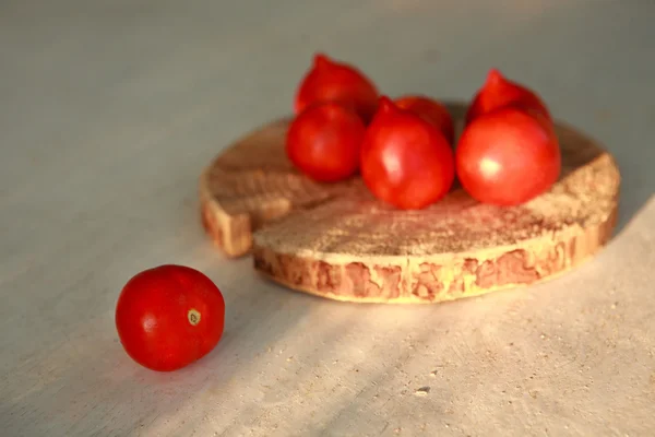 Los tomates sobre la superficie de madera — Foto de Stock
