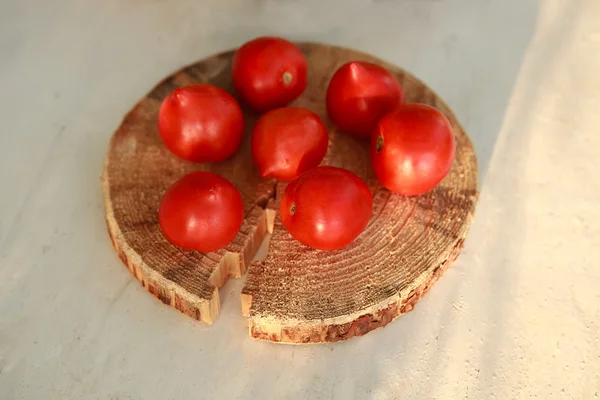 Los tomates sobre la superficie de madera — Foto de Stock