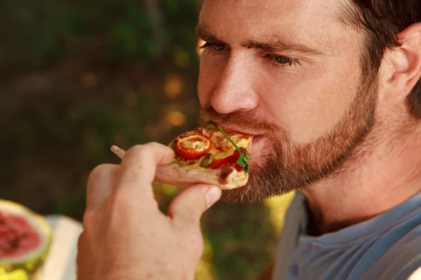bir dilim pizza margherita yemek güzel bir adam portresi