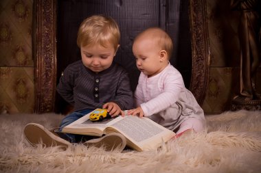 Çocuk kitapla tüylü halı