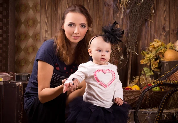 Moeder met baby dochter op halloween-feest — Stockfoto