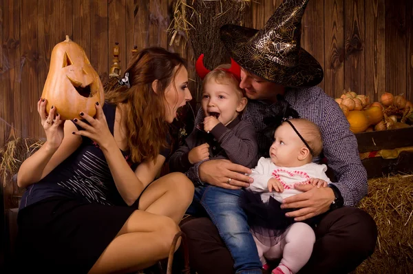 Familie auf Halloween-Party mit Kindern — Stockfoto