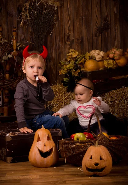 Niños en fiesta de Halloween con calabazas —  Fotos de Stock