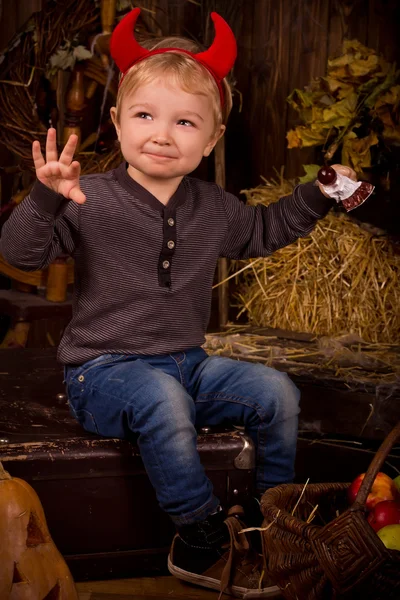 Niño en fiesta de Halloween con calabaza —  Fotos de Stock
