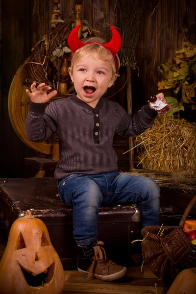 Chłopczyk na halloween party z dyni — Zdjęcie stockowe
