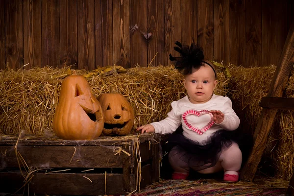 Niña en la fiesta de Halloween con calabaza —  Fotos de Stock