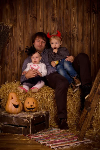 Pai com filho bebê na festa de Halloween — Fotografia de Stock