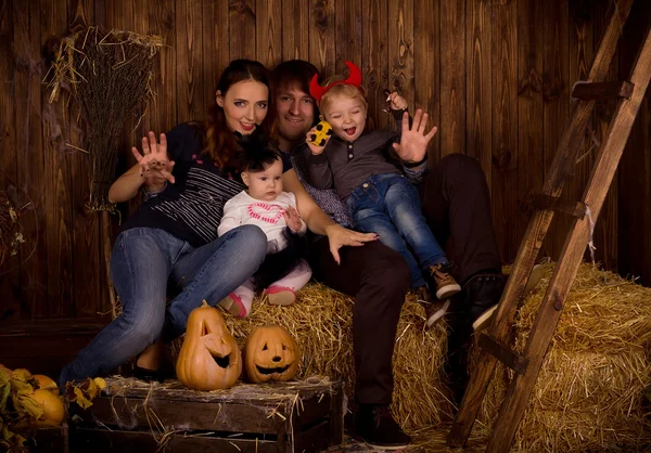 Rodina na Halloweenskou párty s dětmi — Stock fotografie