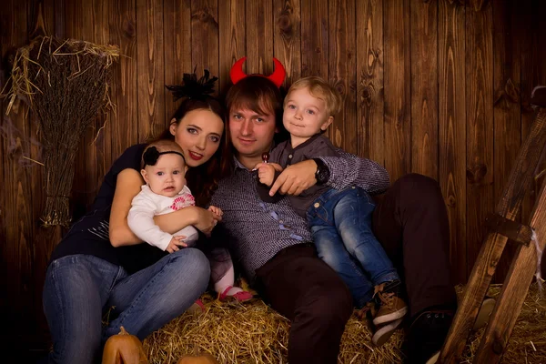 Familia en la fiesta de Halloween con niños — Foto de Stock