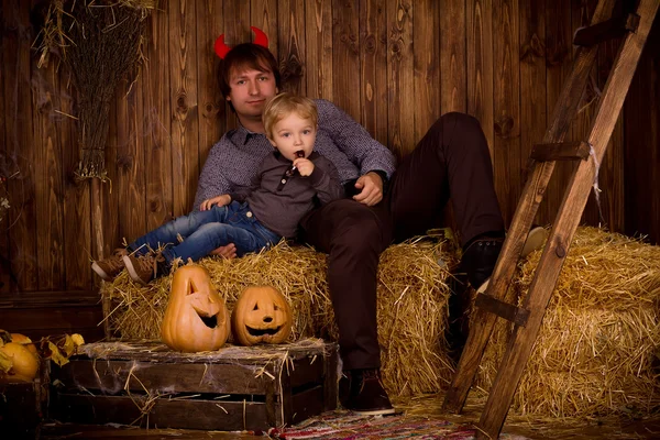 Otec se synkem na Halloweenskou párty — Stock fotografie