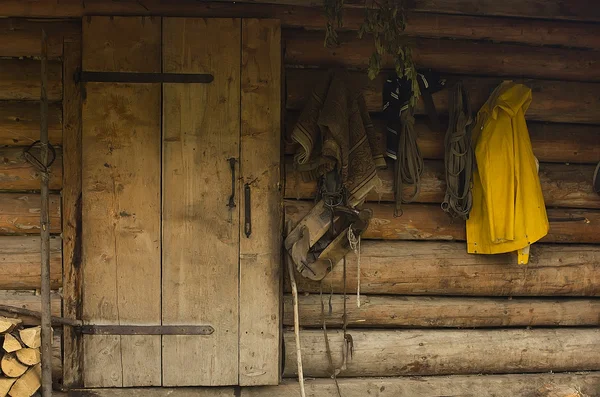 Fondo de vaquero, pared de madera con una ropa rural —  Fotos de Stock