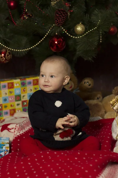 Niña con regalos bajo el árbol de Navidad — Foto de Stock