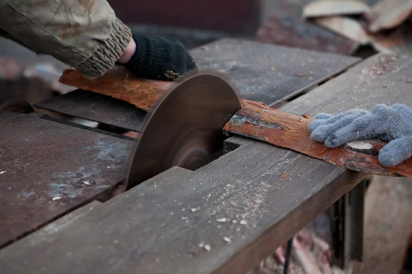 Tesař funguje na Dřevoobráběcí stroje nástroje — Stock fotografie