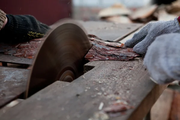 Tischler arbeitet an der Holzbearbeitung der Werkzeugmaschine — Stockfoto