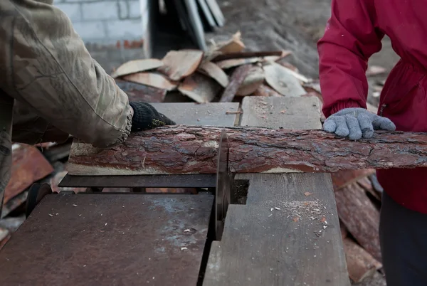 Carpinteiro trabalha em madeira a máquina-ferramenta — Fotografia de Stock