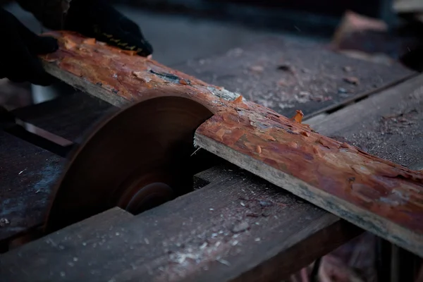 Falegname lavora sulla lavorazione del legno la macchina utensile — Foto Stock