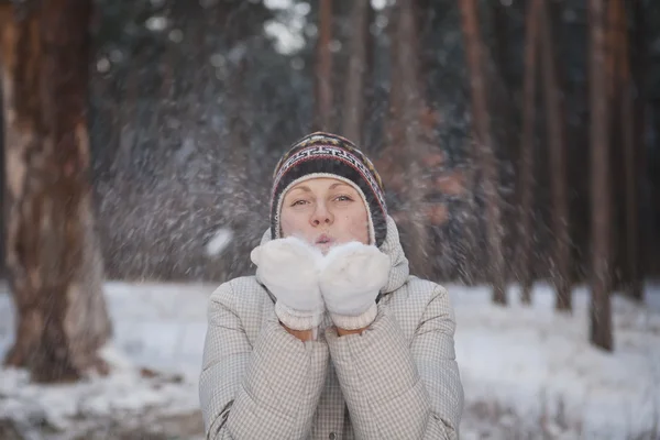 Χριστούγεννα κορίτσι.Χειμωνιάτικη γυναίκα φυσάει χιόνι — Φωτογραφία Αρχείου