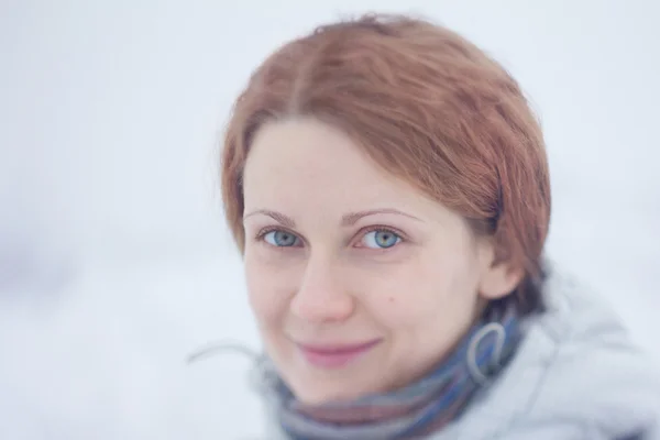 Retrato de uma linda menina ruiva no inverno — Fotografia de Stock