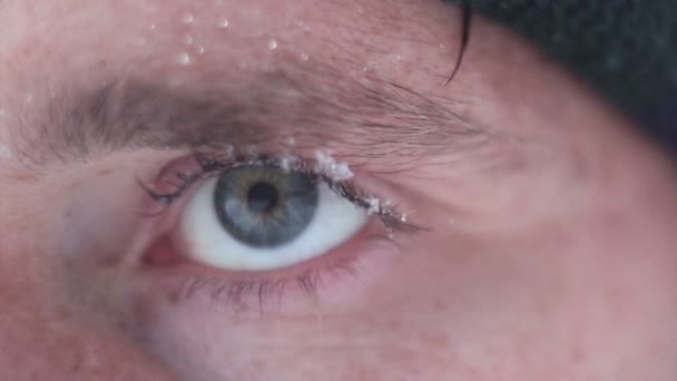 Blur man Eye with snowflake closeup — Stock Video