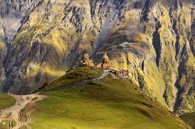 Gürcistan'daki bir tepe üzerinde Gergeti Trinity Kilisesi