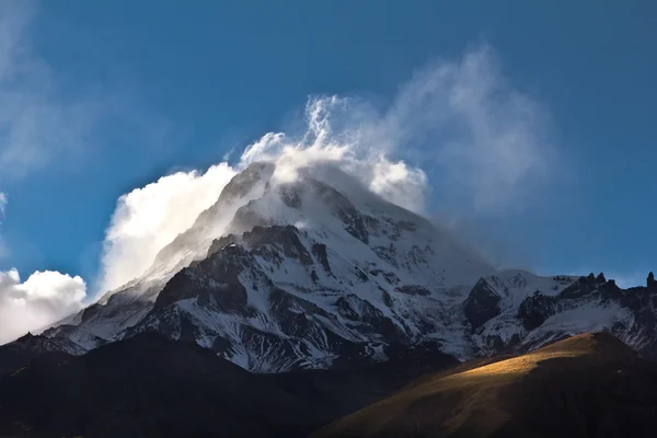 Berg in de wolken — Stockfoto