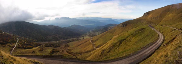 Muy alta resolución vistas panorámicas montañas de Georgia — Foto de Stock