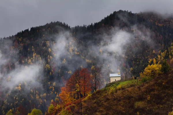Iglesia en la cima de la colina de otoño en la aldea Georgia —  Fotos de Stock