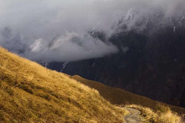 Montaña en las nubes — Foto de Stock