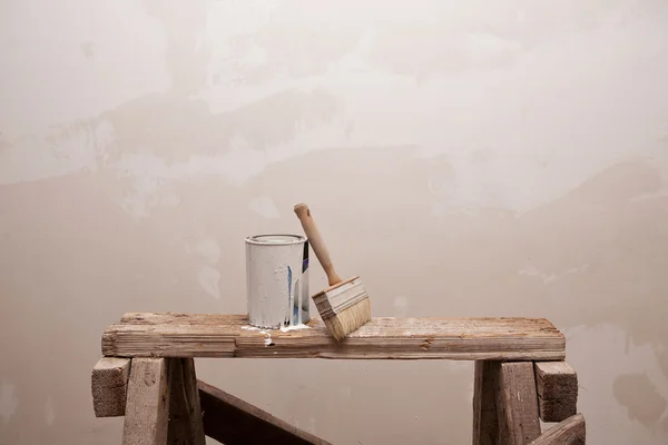 Cans of paint and brush on the building stairs — Stock Photo, Image