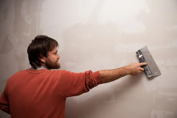 Arbeit orientiert sich an einer Spachtelwand — Stockfoto