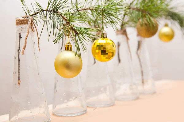 Christmas bollar på en gren av träd i glas vaser — Stockfoto