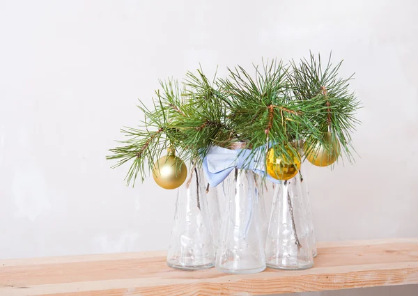 圣诞球玻璃花瓶在树枝上 图库图片