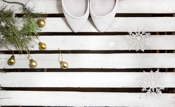 Γαμήλια παπούτσια και κλάδους χριστουγεννιάτικων δέντρων, σε ξύλινες φόντο — Φωτογραφία Αρχείου