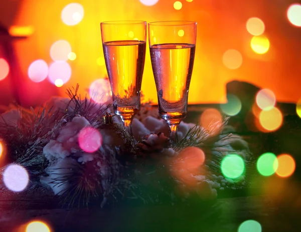 Dwa kieliszki szampana na tle złotego bokeh — Zdjęcie stockowe