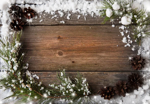 Χιόνι έλατο με κώνους πέρα από το ξύλινο υπόβαθρο, διάστημα αντίγραφο — Φωτογραφία Αρχείου