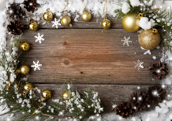 Ёлка из снега с конусами и рождественскими украшениями на деревянном фоне, пространство для копирования — стоковое фото