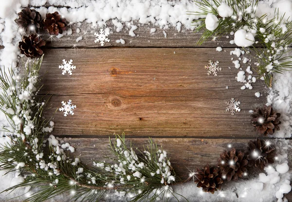 Sneeuw fir boom met kegels op houten achtergrond, kopie ruimte — Stockfoto