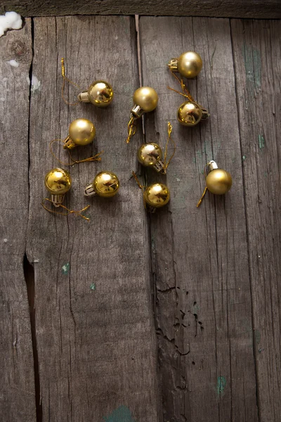 Rustikale Weihnachten Holz Hintergrund mit Kugel und Kopierraum — Stockfoto