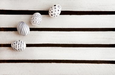 Ahşap arka planda paskalya yumurtaları