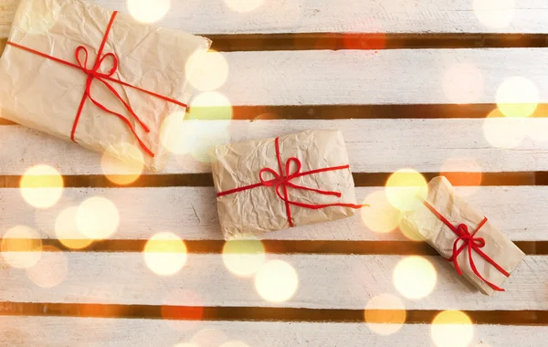 Cajas de regalo sobre fondo de madera blanco —  Fotos de Stock