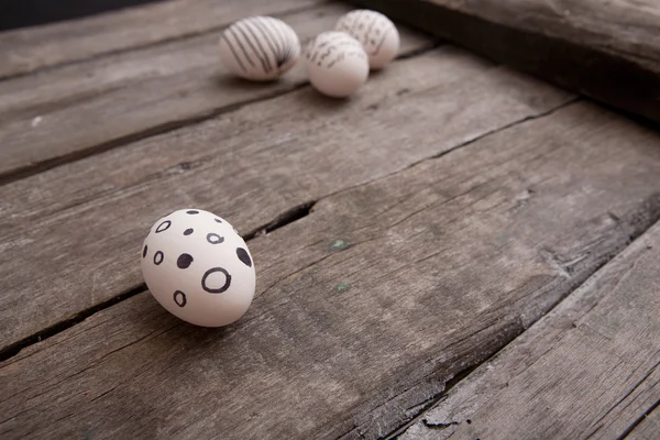 Ahşap arka planda paskalya yumurtaları — Stok fotoğraf